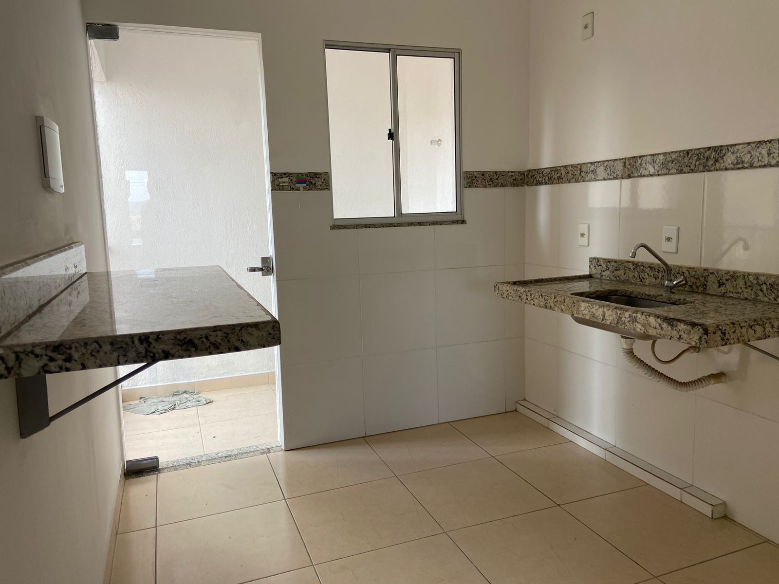 VENDO APTO DE 03 QUARTOS-MATA GRANDE